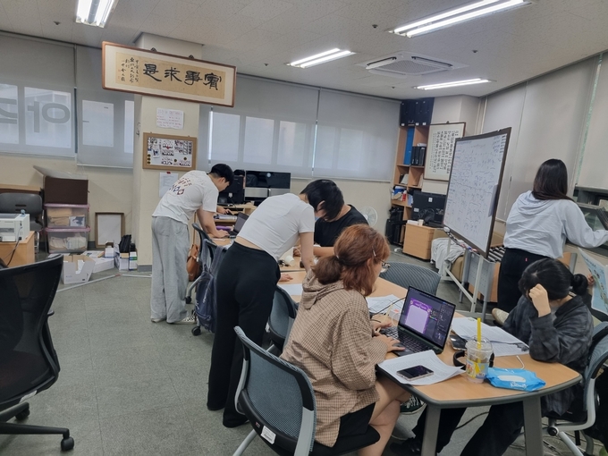 마감 중인 <아주대학보> 기자들의 모습 (사진=아주대학보 제공)