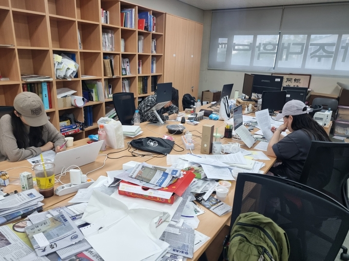 기사를 작성하고 있는 <아주대학보> 기자들의 모습 (사진=아주대학보 제공)
