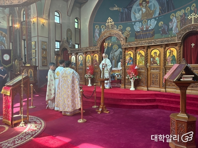 크리스토퍼 보제와 암브로시오스 대주교가 서로 작성한 편지와 기도를 낭독하고 있다. (사진=김동현 기자)