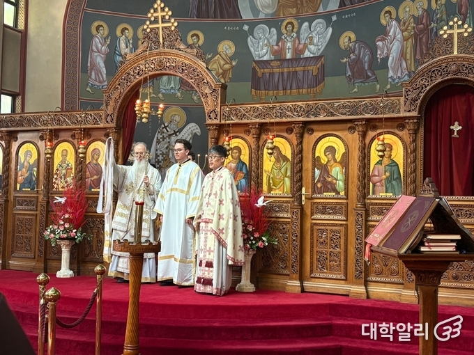 암브로시오스 대주교가 악시오스(ἄξιος)를 신자들을 향해 외치고 있다. 악시오스(ἄξιος)는 합당하다는 의미의 그리스어다. (사진=김동현 기자)
