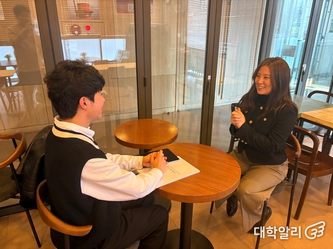 대전 바이알백신센터 안소영 전도사와 인터뷰를 진행하고 있다.(사진=<strong>김동현</strong> 기자)