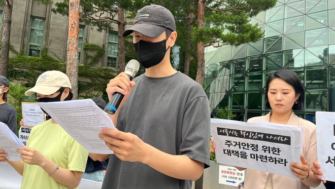 발언하고 있는 기자회견 참가자 (사진=잠실센트럴파크 청년주택 비상대책위원회)
