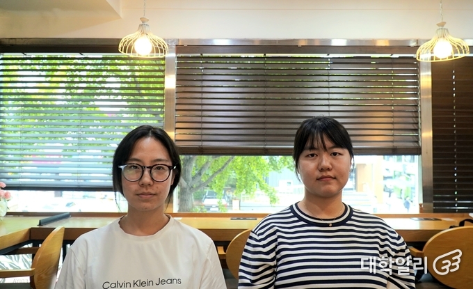 <서울여대학보> 신규민 예비 편집국장(좌)과 김예진 현 편집국장(우) (사진=김태섭 기자)