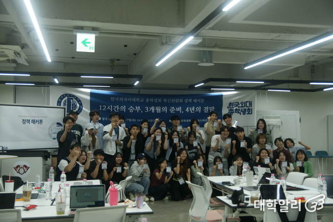 서울캠퍼스 총학생회 혁신위원회가 단체사진을 촬영하고 있다. (사진=이은진 기자)