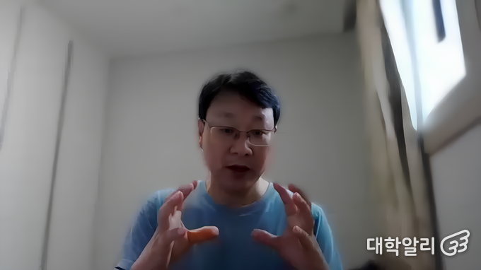 인터뷰 중인 손종칠 교수 (사진=김명휘 기자)