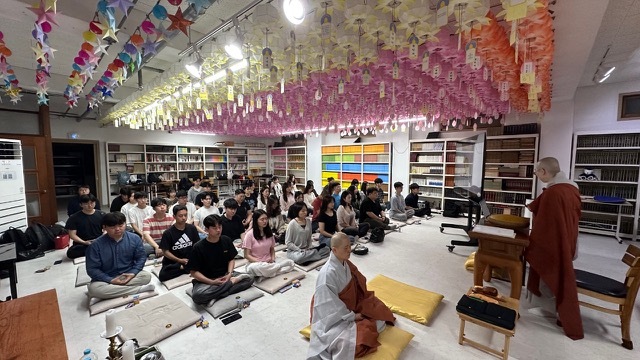 서강대학교 불교동아리인 '해명'이 만덕사에서 정기법회에 참여하는 모습 (사진=고명준)