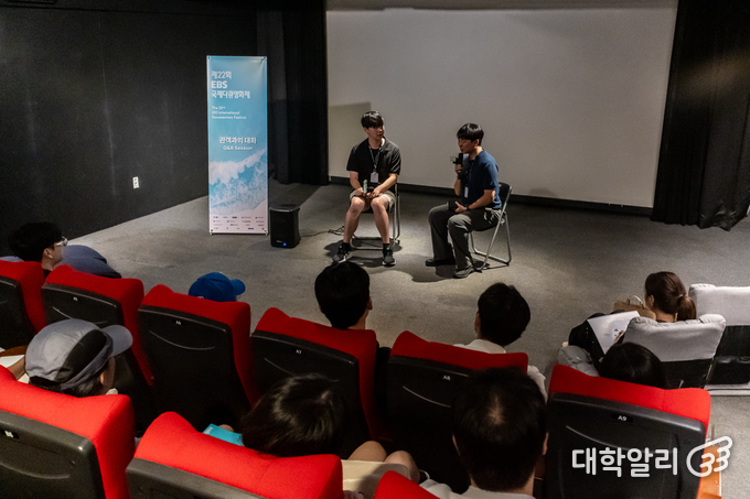 8월 30일 오전 11시 서울 종로구 에무시네마에서 제22회 EBS국제다큐영화제(EIDF) ‘뉴 코리안 웨이브’ 섹션 초청작 <수능 창시자; 한국 교육의 프랑켄슈타인>이 상영된 이후 백진우 감독과 이원일 EIDF 프로그램 팀장이 GV를 진행하고 있다. (사진=차종관 대학언론인네트워크 자문위원)