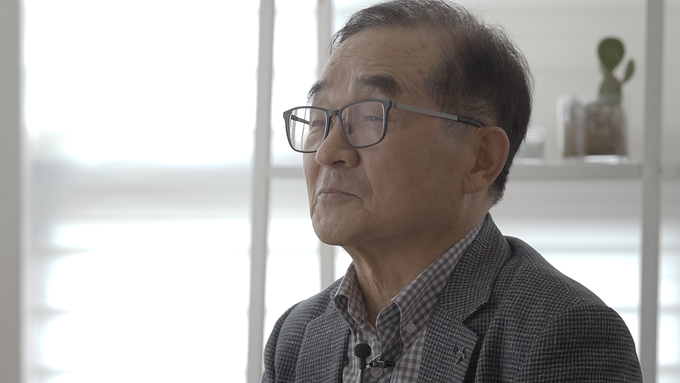 <수능 창시자; 한국 교육의 프랑켄슈타인> 스틸컷, 카메라 앞에 ‘수능창시자’ 박도순 초대 한국교육과정평가원장이 서 있다. (사진=무빙모먼츠 스튜디오)