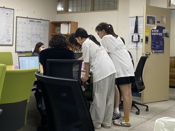 한데 모여 기사에 대해 논의하는 <홍대신문> 기자들 (사진=홍대신문 제공)