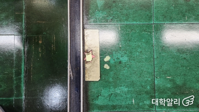 인문관 대강당 바닥에 부착된 ‘야광 별 스티커’(우) (사진=오세권 기자)