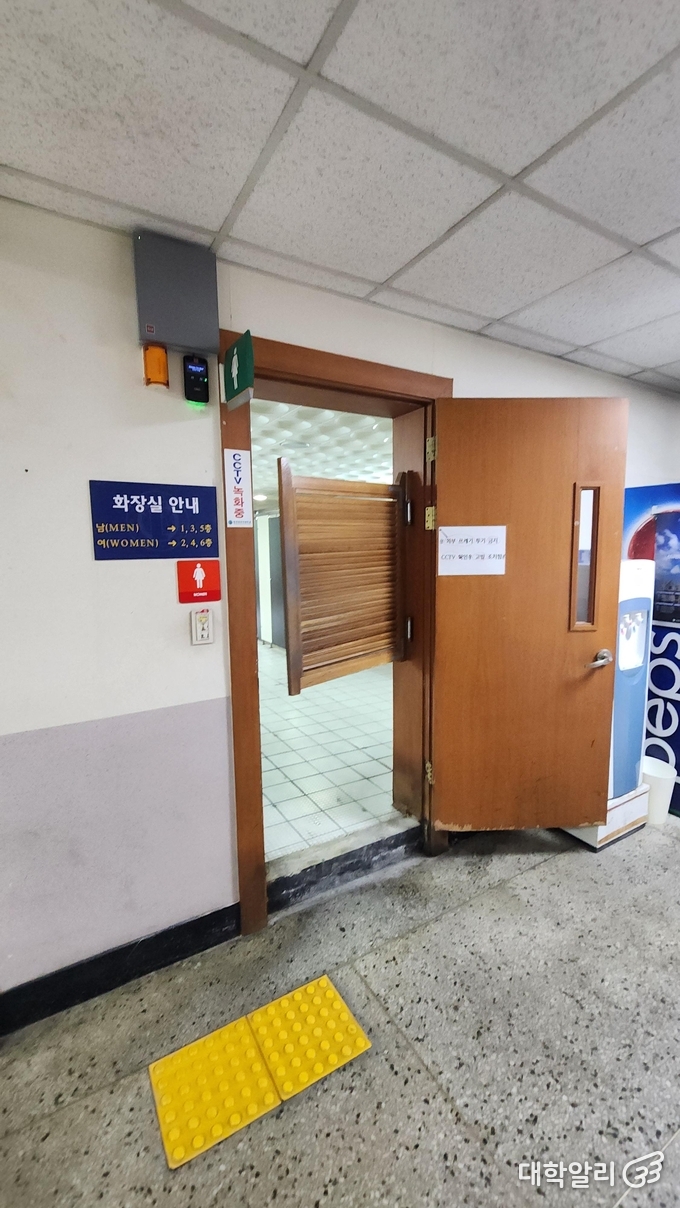 구식 ‘날개형’ 문이 설치된 교개원 2층 여자화장실 (사진=오세권 기자)