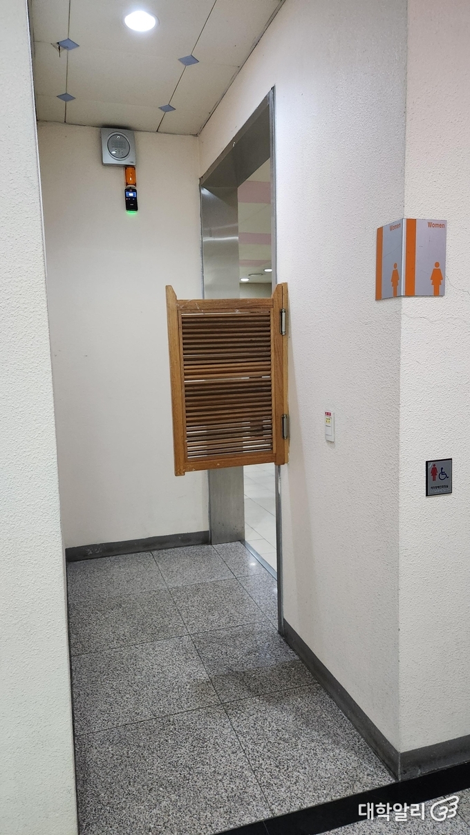 구식 ‘날개형’ 문이 설치된 국제학사 1층 남녀 화장실의 모습. 여자화장실(좌), 남자화장실(우) (사진=오세권 기자)