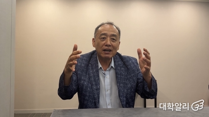 인터뷰 중인 김선래 교수 (사진=허부현 기자)