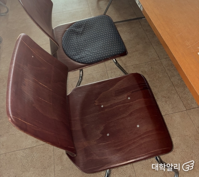 글로벌캠퍼스 도서관의 망가진 의자 (사진=이은진 기자)