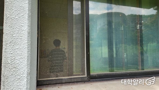  외부에서 보이는 공학관 화장실 사용 모습. 외대알리 기자 재현 (사진=오세권 기자)
