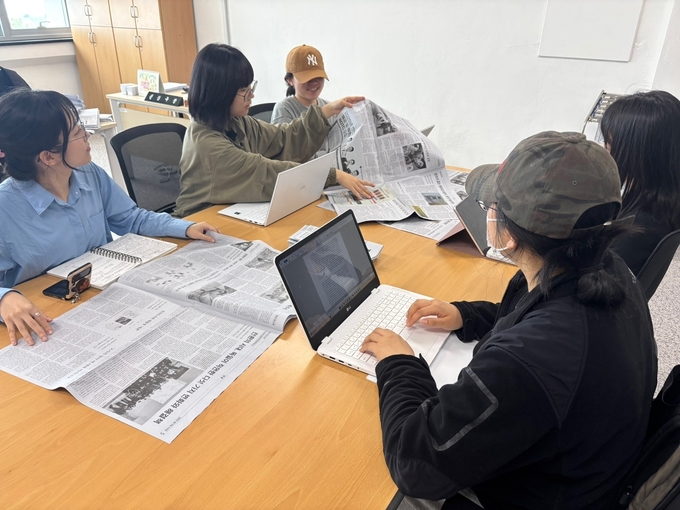 신문 발행 이후 한데 모여 신문 피드백을 하고 있는 <제주대신문> 기자들 (사진=제주대신문 제공)