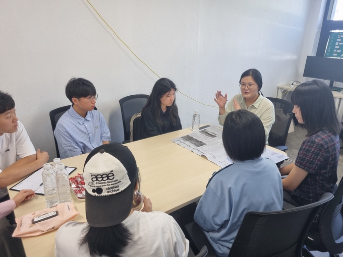 편집회의를 하는 <제주대신문> 기자들 (사진=제주대신문 제공)