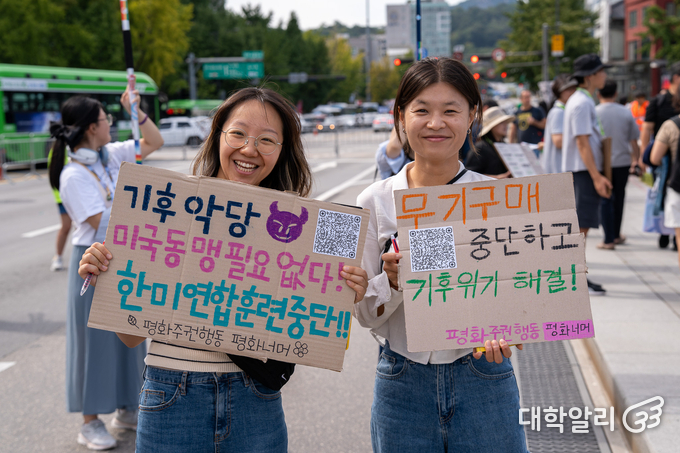 27일 오후 서울 종로구 광화문 앞에서 '927기후정의행진'이 열린 모습. 평화주권행동 평화너머 회원들이 한미연합훈련중단과 무기구매중단을 요구하고 있다. (사진=차종관)