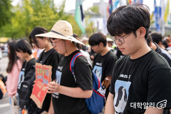 27일 오후 서울 종로구 광화문 앞에서 '927기후정의행진'이 열린 모습. 본집회 시작에 앞서 행사 참여자들이 묵념을 하고 있다. (사진=차종관)