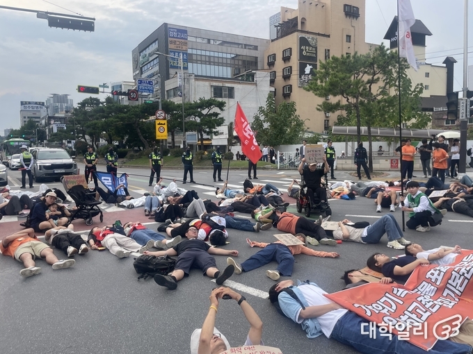 다이인 퍼포먼스 중인 집회 참가자들 (사진=최산 기자)