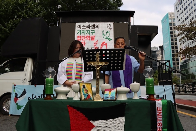 민아름 목사(왼쪽)과 구교형 목사(오른쪽)이 성찬식을 진행하고 있다 (사진=구교형 목사)