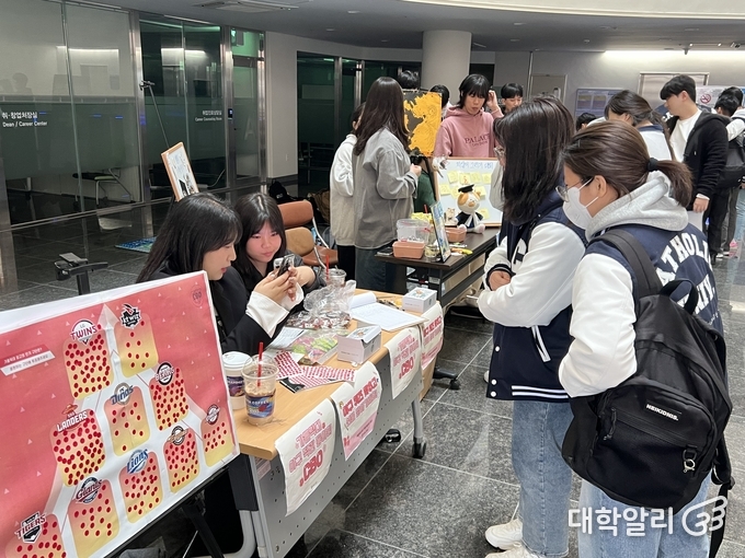 가톨릭대 야구직관 동아리 KBO의 학교 행사 부스 활동 모습 (사진= <strong>KBO 제공</strong>)