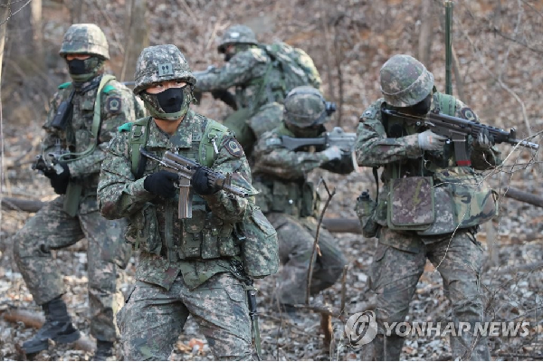경기도 파주시 광탄면에서 육군 동원전력사령부 예하 72사단 장병들이 혹한기 전술훈련을 실시하고 있다. (사진=연합뉴스)