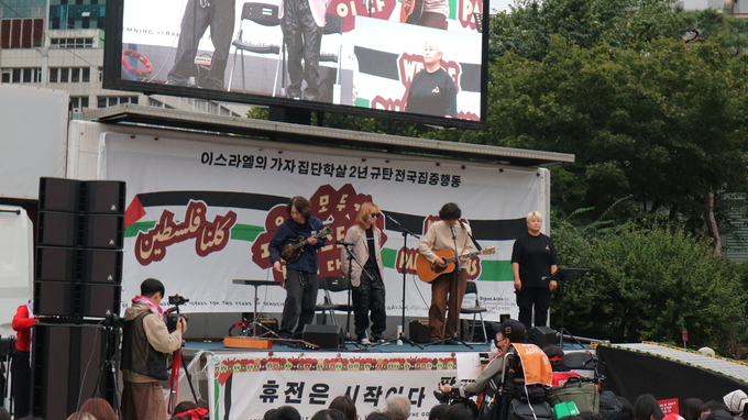 허클베리핀이 팔레스타인에 연대하는 마음으로 ‘낯선 두 형제’를 부르겠다고 설명하고 있다. <strong>이선영 기자</strong>