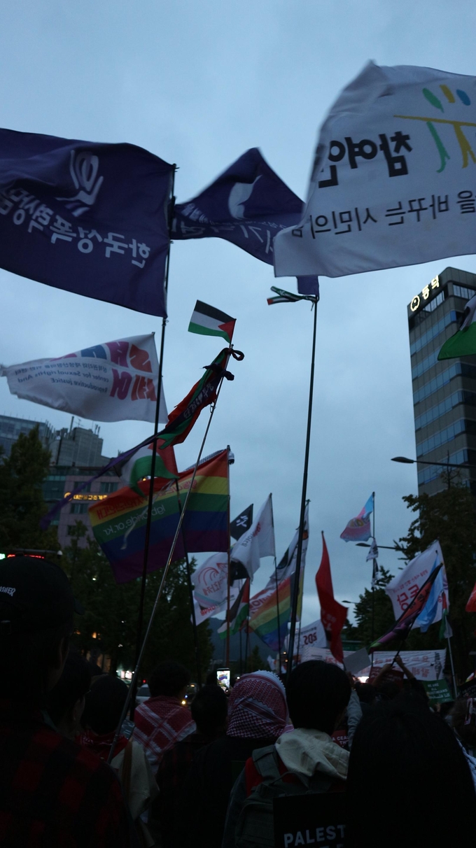 참여연대를 비롯한 다양한 시민단체 소속의 참가자들이 깃발을 들고 행진하고 있다. <strong>이선영 기자</strong>