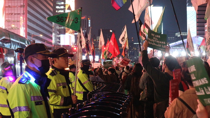 미국 대사관 앞에서 피켓을 들고 구호를 외치는 참가자와 행진 통행을 통제하는 경찰들 <strong>이선영 기자</strong>