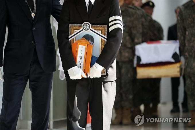 운구차로 향하는 고(故) 김상현 이병 영현 (사진=연합뉴스)