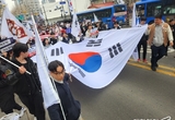 대학생들은 어떻게 “尹 탄핵 반대”를 외치게 되었나