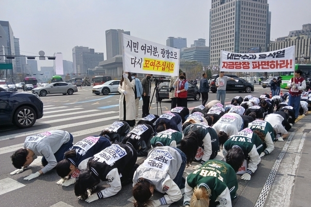 “헌재는 무엇을 망설이고 있는 겁니까” … 청년 300명 ‘윤 파면 즉각 선고’ 외치며 광화문-안국역 삼보일배 행진